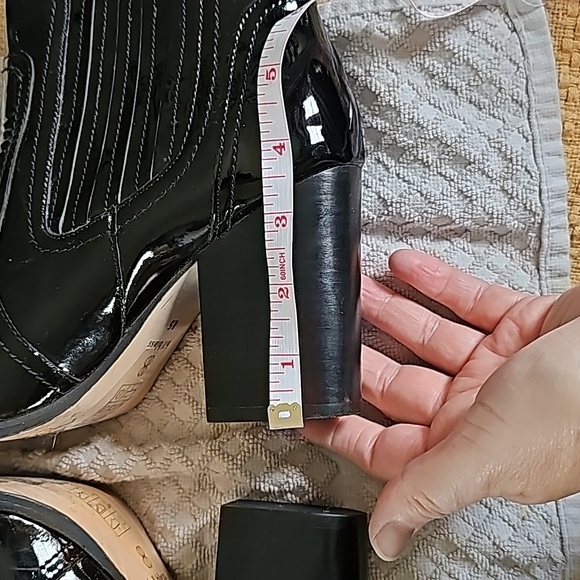 STUNNING BILL BLASS BIANCA PATENT LEATHER SLIP ON BOOTIES - Picture 8 of 12